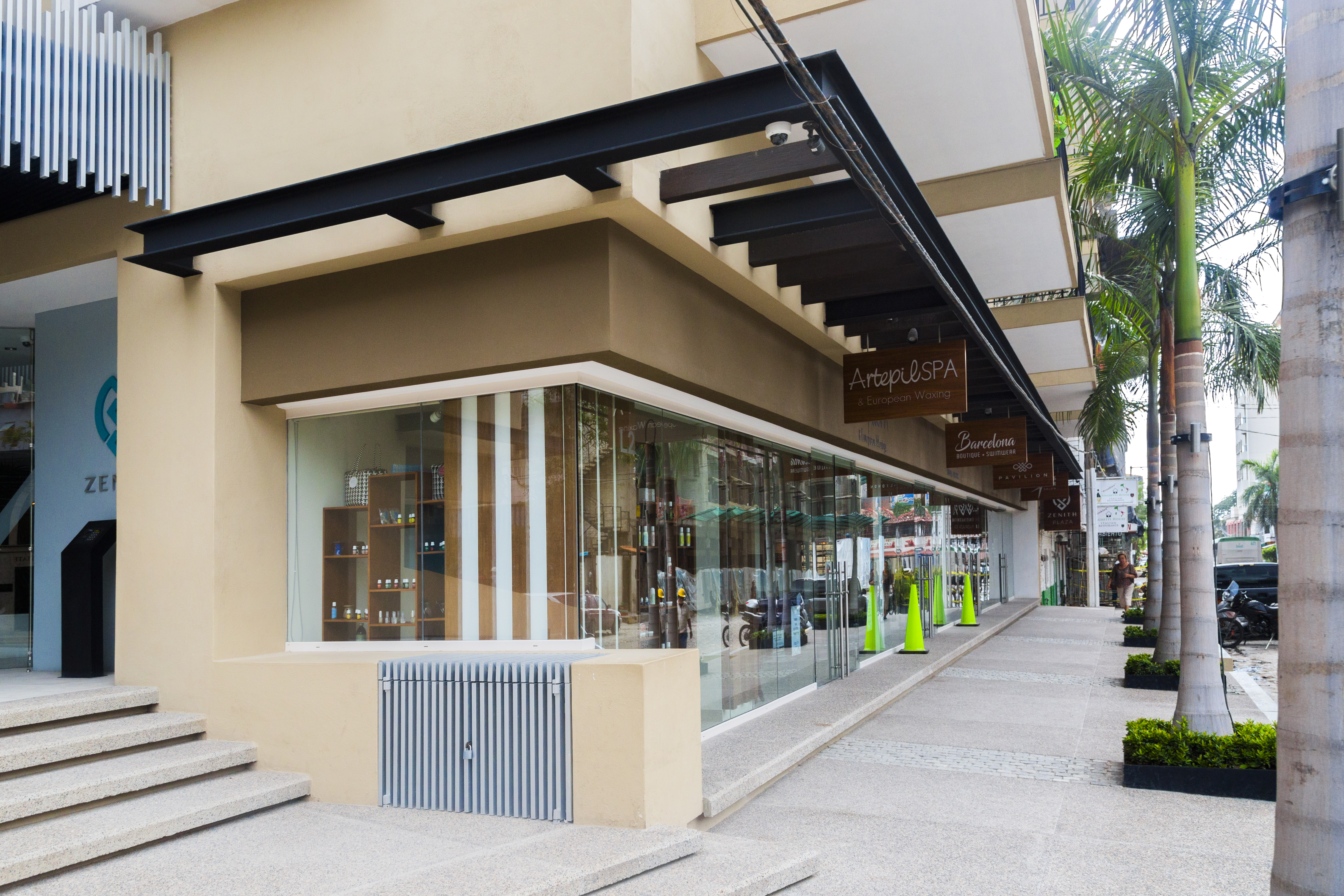 Premises in Shopping Centers vs Condominium Commercial Spaces