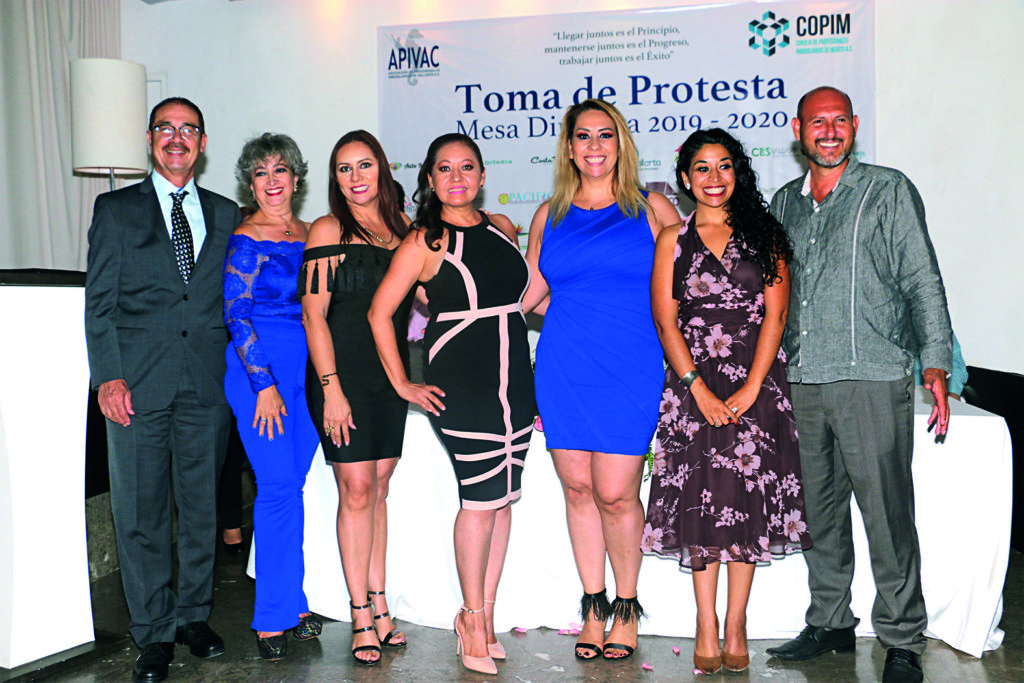 A few weeks ago, the swearing in ceremony was held for the new board of directors of the Asociación de Profesionales Inmobiliarios de Vallarta (APIVAC) (Vallarta Association of Real Estate Professionals), which will govern the organization during the 2019-2020 period. The event took place in Café des Artistes restaurant’s Private Room and was attended by local real estate industry professionals. The new president is Leticia Araiza, who will now occupy the position left by Alfredo Casillas, APIVAC president during the 2017-2018 and 2018-2019 cycles. APIVAC’s main objective is to train all its members in the professionalization of their activity and generate business among the associates. All of its guidelines are governed by the Ley Inmobiliaria del Estado de Jalisco (Real Estate Law of the State of Jalisco), together with the other associations in this sector, not only here, but throughout the country. During the event it was mentioned that APIVAC will present an initiative to the state Congress to promote regulation of real estate activity through professionalization, so that all those involved have the capacity and knowledge necessary to provide excellent service. Quote: “I appreciate the support of all the members of APIVAC for the trust they place in me. Currently, there is a vibrant real estate market that has been increasing in recent years in a healthy and consistent manner. Real estate agents must be prepared for this promising future.” —Leticia Araiza, president of APIVAC 2019-2020, Vallarta Real Estate Gudie